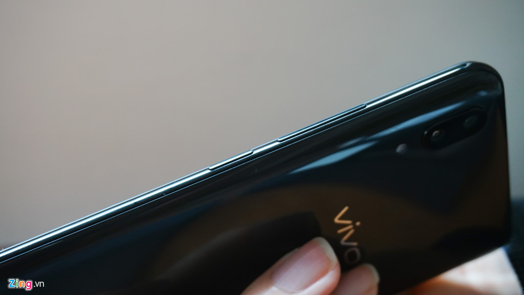 Smartphone vân tay dưới màn hình đầu tiên về VN